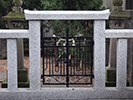 2018年の千代鶴國安を祀る千代鶴神社・千代鶴の池の改修の際は、三嶋屋が代々のデザインを引き継ぎ門扉を製作させていただきました。