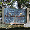 門扉：護良親王の墓の門扉。苔むした階段の上にあります。